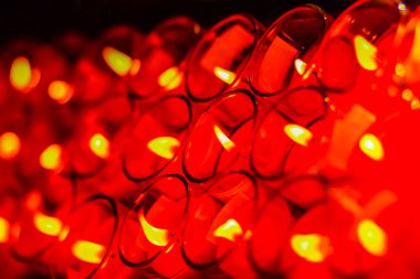 Birçok ibadet mum güzel kırmızı-turuncu ışık 