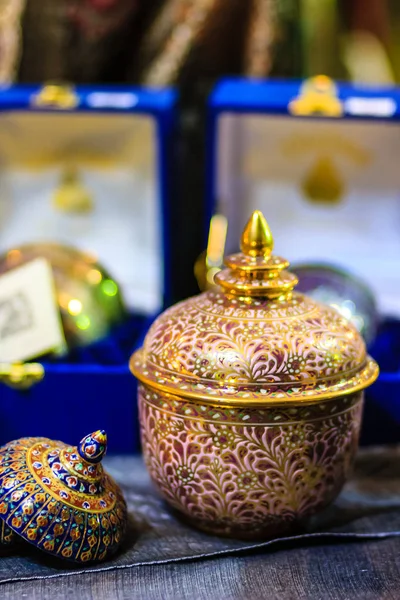 Piękny Tradycyjny Tajski Pięciokolorowe Porcelanowe Miseczki Ceramiczne Benjarong Porcelany Sprzedaż — Zdjęcie stockowe