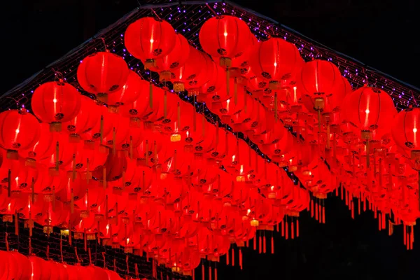 それに書かれた中国語の文字の祝福新年フェスティバルの期間中の夜に美しい赤い中国のランタン — ストック写真