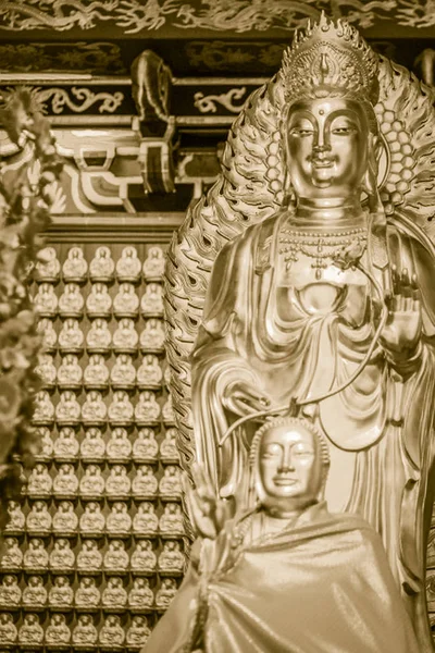 Belas Estátuas Bodhisattva Dourado Templo Chinês Tailândia — Fotografia de Stock