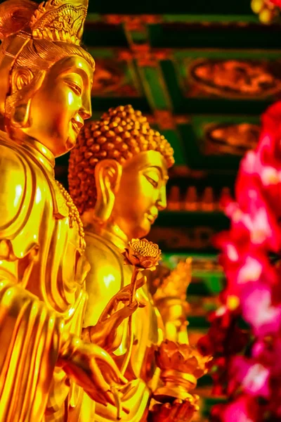 Belas Estátuas Bodhisattva Dourado Templo Chinês Tailândia — Fotografia de Stock