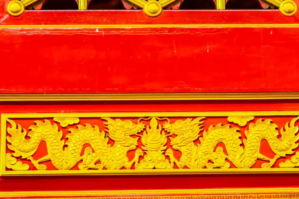 Drzwi Drewniane Dragon Wzornik Sztuki Złoty Smok Urządzone Czerwone Drewniane — Zdjęcie stockowe