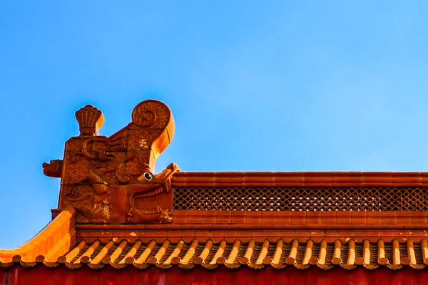 Hermosos Detalles Del Techo Del Templo Chino Con Colorido Trabajo —  Fotos de Stock