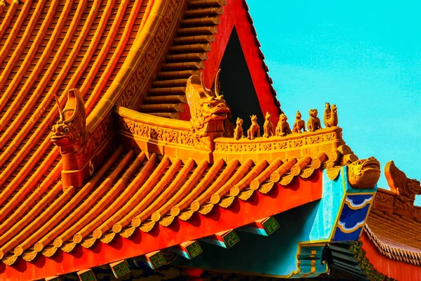 Vackra Kinesiska Templet Taket Detaljer Med Färgglada Arkitektoniska Verk Wat — Stockfoto