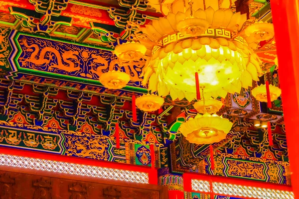 在中国寺庙的天花板上挂着美丽的中国灯笼 一氧化碳寺 暖武里 — 图库照片