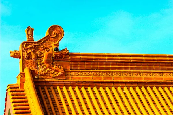 Hermosos Detalles Del Techo Del Templo Chino Con Colorido Trabajo — Foto de Stock