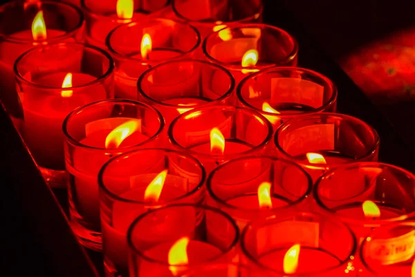 Hermosa Luz Rojo Naranja Muchas Velas Adoración —  Fotos de Stock