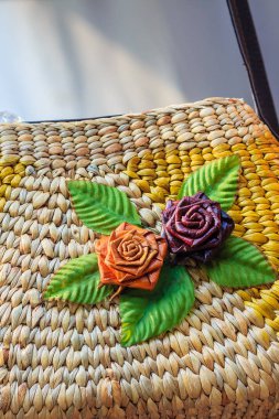 Çanta dokuma üzerinde güzel gül çiçek desen üzerinde su sümbül haulm yaptı. Bangkok, Tayland için semt pazarı yürüyüş Satılık kurutulmuş su sümbül Bayan çanta.