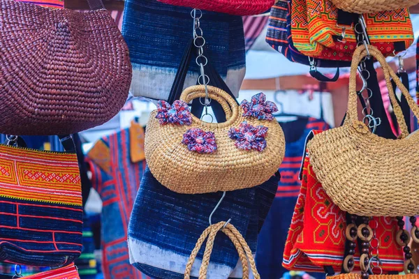 美しい編みタイ バンコクにてウォーキング ストリート マーケットの販売のための乾燥ホテイアオイ女性ハンドバッグ — ストック写真