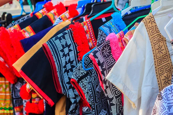 美しいタイ部族の衣装やタイの北部の部族繊維スタイル 地元の市場の販売のための美しい手作り部族布民族パターン — ストック写真