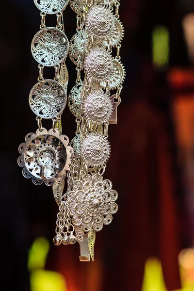 古いアンティーク ヴィンテージ美人銀タイ北部にローカル市場の販売のため吊りベルト — ストック写真