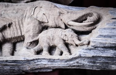 Güzel ahşap oyma fil ailesi. Sanat el yapımı mobilya hangi oymalar fil aile ahşap antika. Fil ahşap Kuzey Tayland yerel pazarda satış için hazırlanmış.