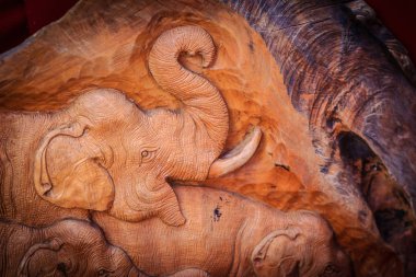Güzel ahşap oyma fil ailesi. Sanat el yapımı mobilya hangi oymalar fil aile ahşap antika. Fil ahşap Kuzey Tayland yerel pazarda satış için hazırlanmış.