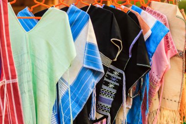 Güzel Tay kabile kıyafetleri ve Kuzey Tayland tarzda kabile Tekstil. Güzel el yapımı kabile bez etnik desenler yerel piyasada Satılık.