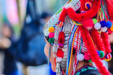 Güzel geleneksel kırmızı elbise ve Gümüş sikkeleri üzerinde tepe kabile azınlık Köyü, Kuzey Tayland headdress kostümleri.
