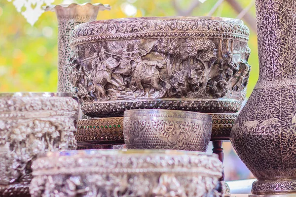 美しい古代タイ本物シルバー ボウル レトロな刻まれた銀製品 タイの美しい本物のシルバー ボウル手工芸品 — ストック写真