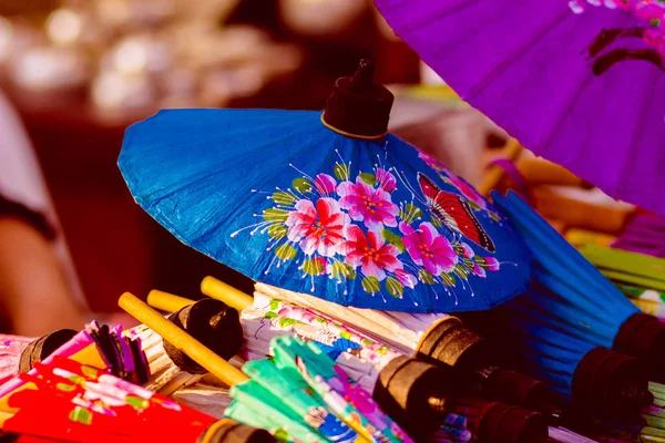 タイ北部で地元の市場の販売のための美しい手作り傘 — ストック写真