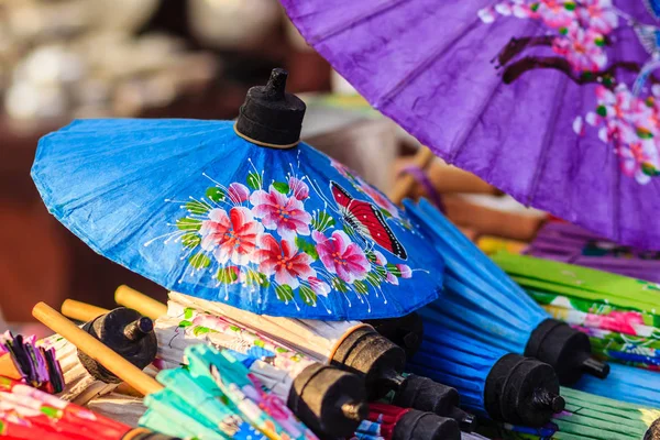 Kuzey Tayland Yerel Pazarda Satılık Güzel Yapımı Şemsiye — Stok fotoğraf