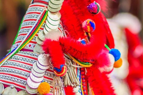 Hermosos Trajes Rojos Tradicionales Ropa Monedas Plata Tocado Aldea Minoría —  Fotos de Stock