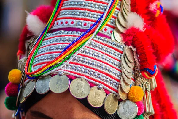 Hermosos Trajes Rojos Tradicionales Ropa Monedas Plata Tocado Aldea Minoría —  Fotos de Stock