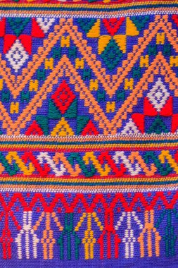 Yerli Tay tarzında ipek ve tekstil desen renkli. Güzel el yapımı dokuma kumaşlar Tay ipek kumaş dokulu, farklı yerel stil desenlerle.