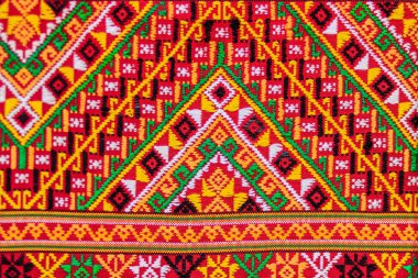 Yerli Tay tarzında ipek ve tekstil desen renkli. Güzel el yapımı dokuma kumaşlar Tay ipek kumaş dokulu, farklı yerel stil desenlerle.