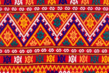 Yerli Tay tarzında ipek ve tekstil desen renkli. Güzel el yapımı dokuma kumaşlar Tay ipek kumaş dokulu, farklı yerel stil desenlerle.