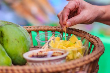 Bangkok, Tayland, Thailand, yerel pazarda Satılık tatlı balık sosu ile ham Mango fiş. 