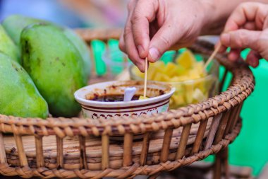 Bangkok, Tayland, Thailand, yerel pazarda Satılık tatlı balık sosu ile ham Mango fiş. 