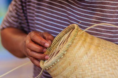 Bambu gemi kuzeydoğu Tayland köyü içinde dokuma eller yukarı kapatın