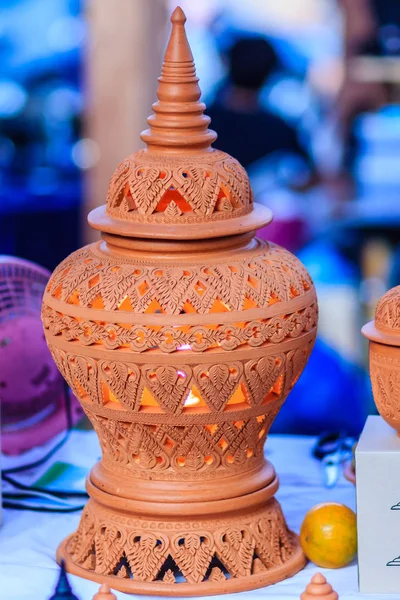 タイのスタイル パターンで美しい手作りセラミック ランプ タイ風陶器ランプ — ストック写真