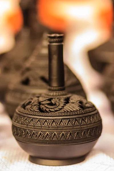 美しい黒ヴィンテージ タイのスタイル磁器壷療法スパ アロマランプの手作り — ストック写真