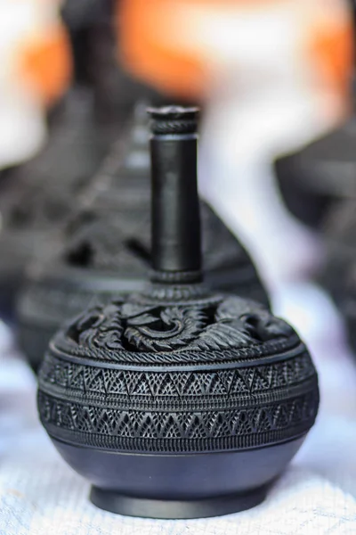 美しい黒ヴィンテージ タイのスタイル磁器壷療法スパ アロマランプの手作り — ストック写真