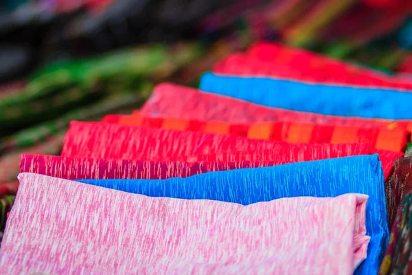ネイティブのタイ風シルクとテキスタイル パターンのカラフルです 別のネイティブ スタイル パターンのテクスチャを美しい手作りの織物タイ シルク生地 — ストック写真