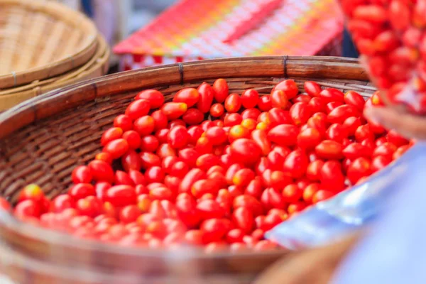 Świeże Pomidory Sweet Cherry Solanum Lycopersicum Var Cerasiforme Małe Pomidory — Zdjęcie stockowe