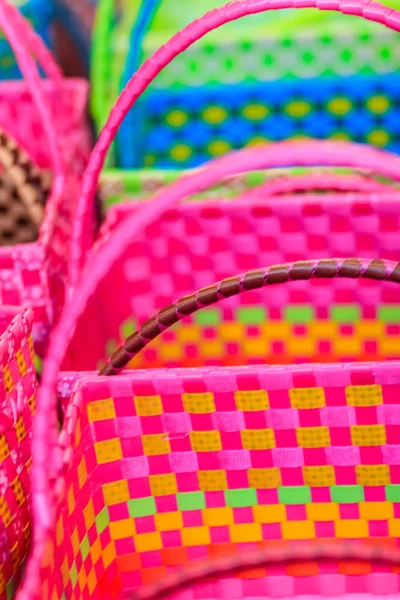 バンコク タイのローカル市場で販売のための美しいピンク プラスチック バスケット — ストック写真