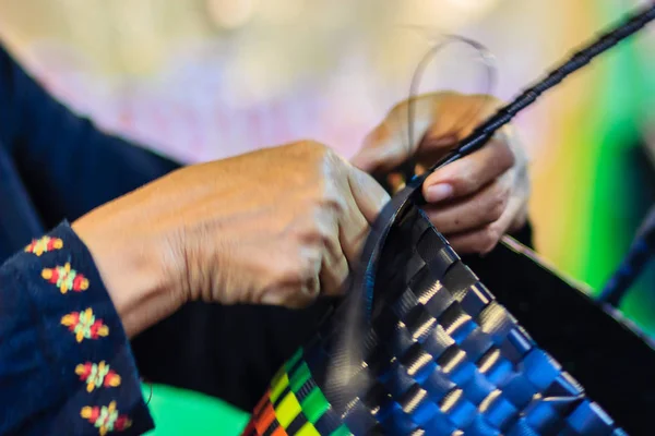 Cerca Mano Tejedor Durante Cesta Tejido Fibra Plástico Weaver Está — Foto de Stock