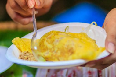 Satıcı el kadar orijinal Tayland kızarmış Noodle(Pad me Boran), karides ve yaygın bir sokak gıda olarak Tayland'da popüler servis yumurta ile tavada kızartılmış erişte için pişirme sırasında kapatın