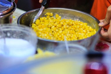 Sokak satıcısı el kadar karışık Mısır ezmesi, tatlı ve sade bir şekilde Tay tatlı için pişirme sırasında kapatın. 