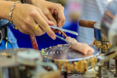 El sırasında yemek gevrek rulo veya 
