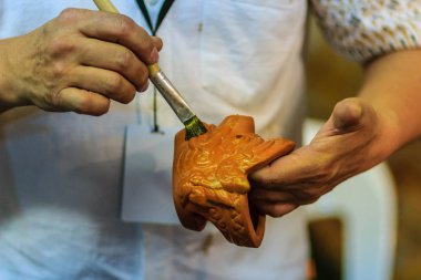 Tay heykeltıraş eller yukarıda hanuman kukla oyuncak Gece Pazarı'na adlı şaheseri boyama sırasında kapatın