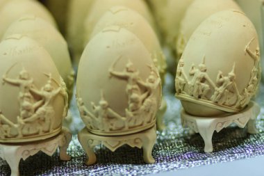 Güzel Ester yumurta Tay desenli. El yazısı yazıt Mutlu Paskalya Tay tarzı desen. 