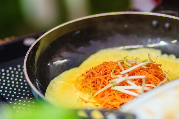 Cerca Mano Del Vendedor Durante Cocción Para Fideos Fritos Tailandeses —  Fotos de Stock