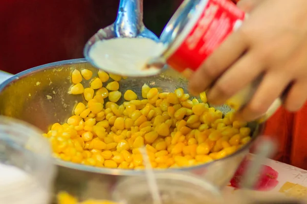 在烹饪混合玉米黄油 甜和简单的泰国甜点时 街头摊贩的手 — 图库照片