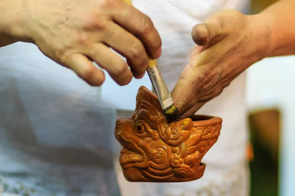 Cerca Mano Del Escultor Tailandés Durante Pintura Obra Maestra Hanuman — Foto de Stock