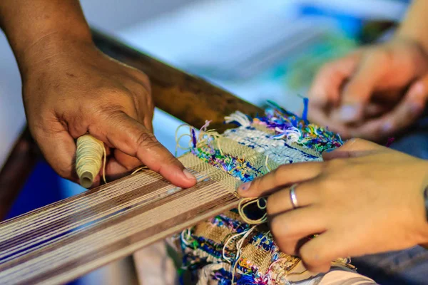 Tejedor Usando Telar Pequeño Máquina Tejer Para Tejer Tela Weaver — Foto de Stock