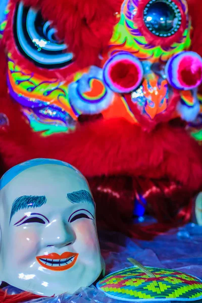 Popper Lächelnde Maske Und Rotes Löwentanzkostüm Bereiten Sich Auf Chinesische — Stockfoto
