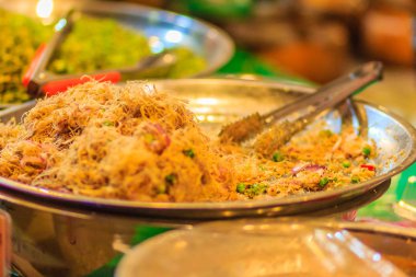 Kuru Agrarophytic (Gracilaria fisheri), yapılan yosun salata Bangkok gece pazarında Satılık ünlü yerel gıda Tayland Güney üzerinden. Yüksek ISO gece gürültü tahıl ile vurdu ve bulanık