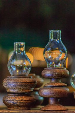 Güzel vintage lamba ışığında cam ve Hindistan cevizi palm wood, Güney Tayland Bangkok gece pazarında Satılık ünlü yerel ürün yapılmış. Gece tahıl ile vurdu.