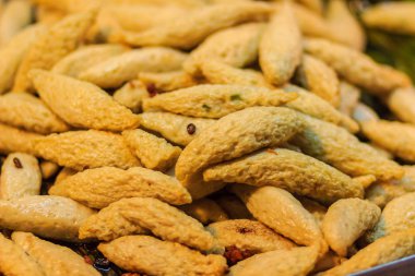 Kızarmış balık topları, Bangkok, Tayland gece pazarında Satılık.